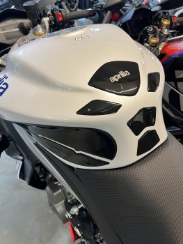 Black side tank pads for Aprilia RS 660 and Tuono 660