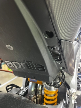 Preview: Fußrastenabdeckung Aprilia V 4