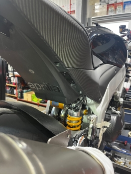 Preview: Fußrastenabdeckung Aprilia V 4