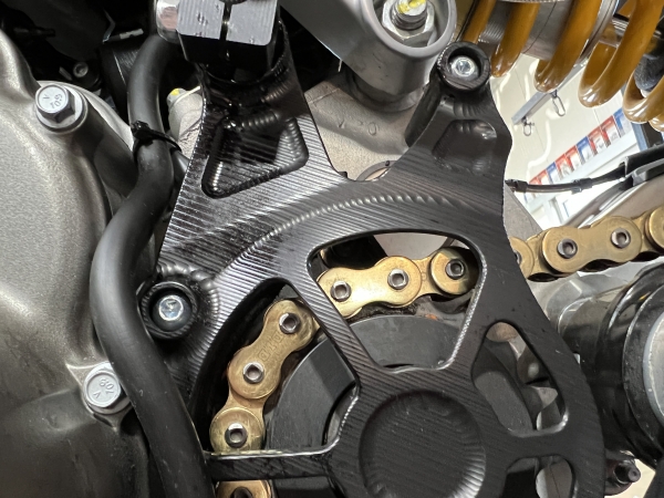 Shiftholder Aprilia RS660 and Tuono 660 with integrated sprocket cover